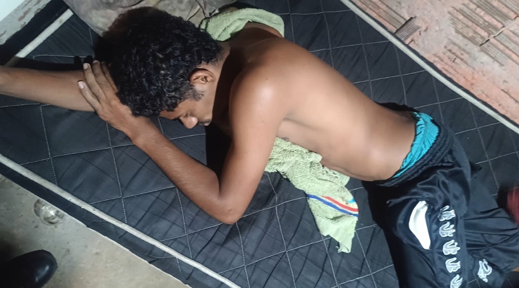 Suspeito furta moto em Natal, vai para casa dormir, acorda com a polícia e acaba preso
