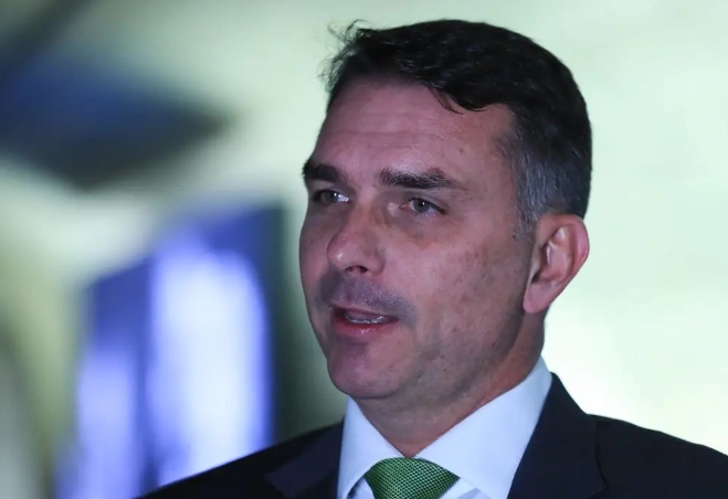 Flávio Bolsonaro dispara: “Derrotar Lula é salvar o Brasil — e salvar meu pai”