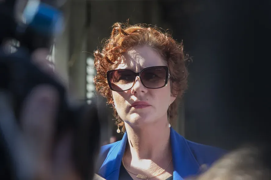 Câmara descumpre STF e preserva mandato de Carla Zambelli, que está presa na Itália