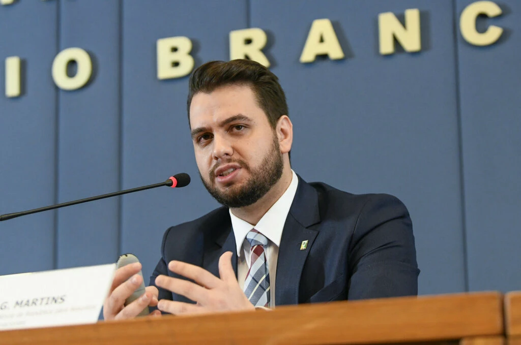 Polícia Federal prende Filipe Martins após fuga de Silvinei Vasques