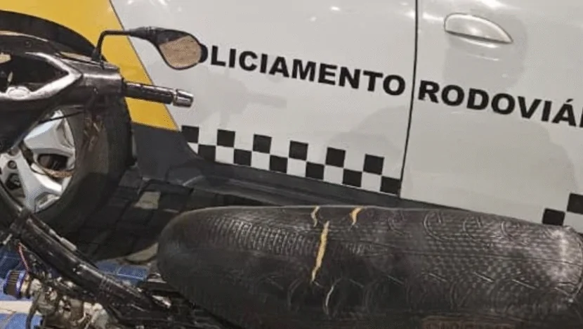 Menor de 17 anos é flagrado pilotando ciclomotor em São José de Mipibu; pai é preso