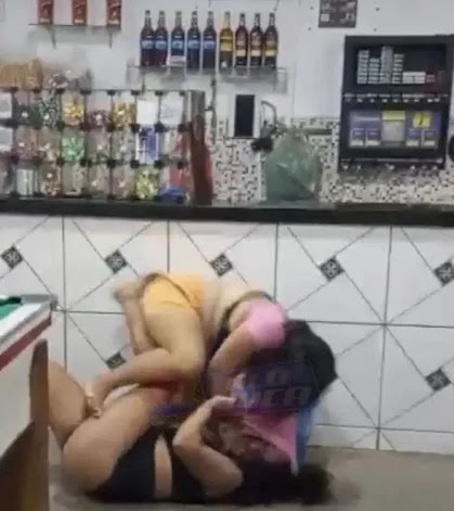 UFC: Duas mulheres transformam bar em ringue com 30 minutos de luta