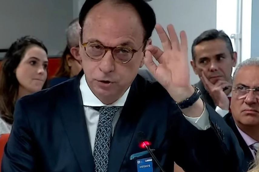 Promotor com aposentadoria de R$ 68 mil se diz ‘abandonado’ e quer mais um penduricalho: ‘auxílio-pijama’