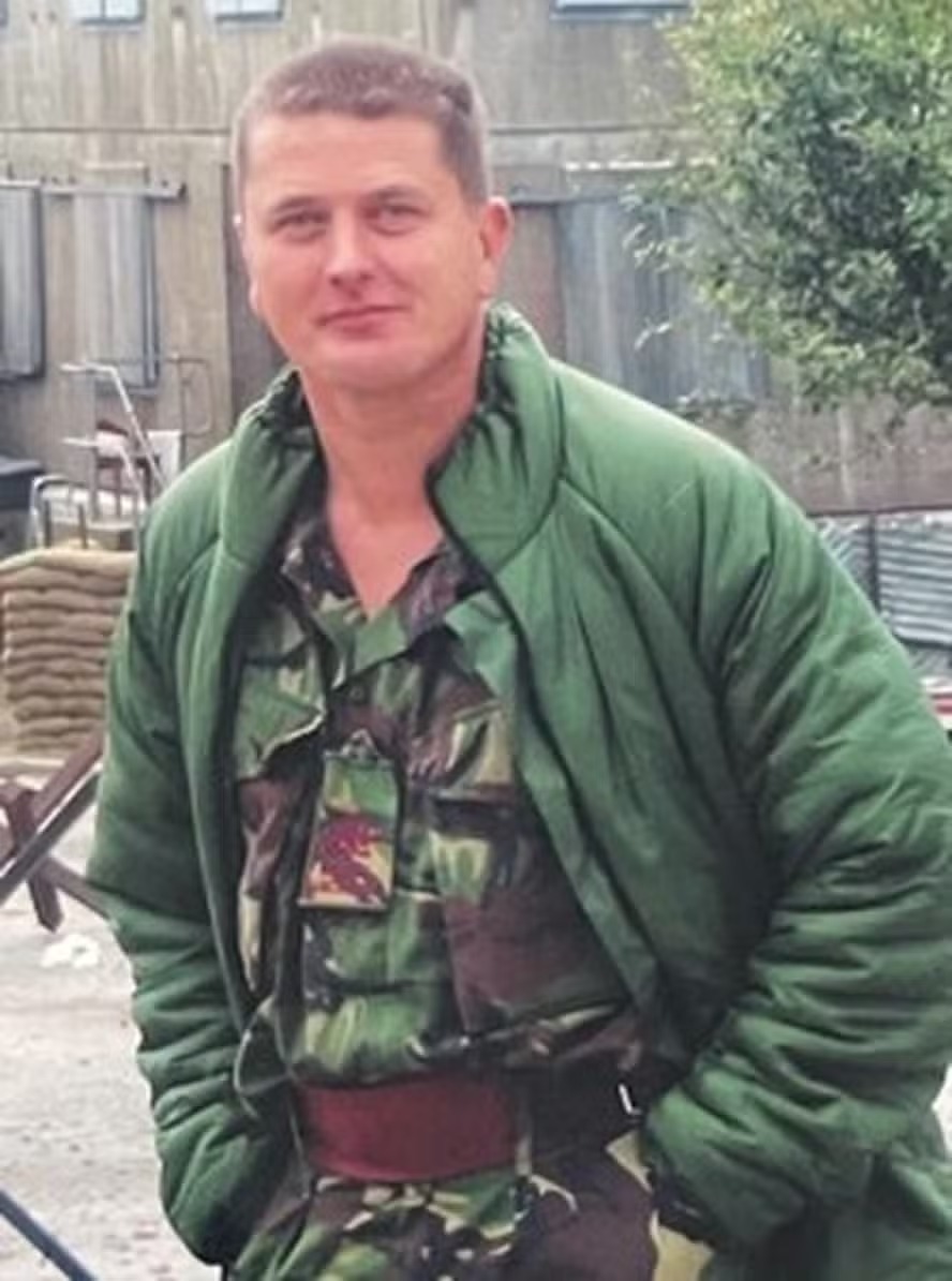 Herói do exército morre após briga em pub por asas de frango