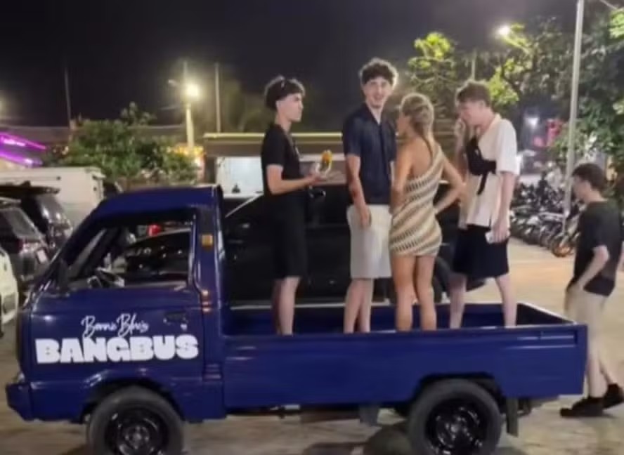 Bonnie Blue, estrela pornô e recordista sexual, é presa na Indonésia em meio a ‘tour mundial’