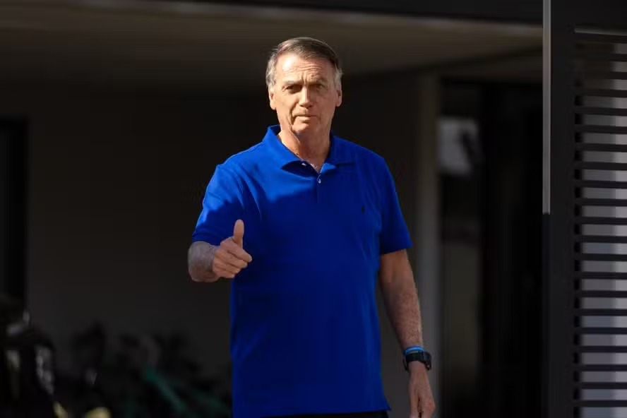 Defesa de Bolsonaro pede prisão domiciliar e autorização para realizar cirurgia em hospital