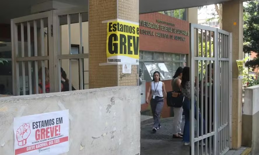 Lula vai mandar ao Congresso Nacional projeto sobre direito de greve dos servidores