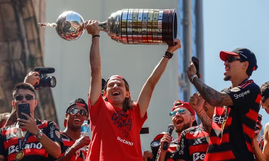 Flamengo anuncia renovação de Filipe Luís até 2027: R$ 2 milhões