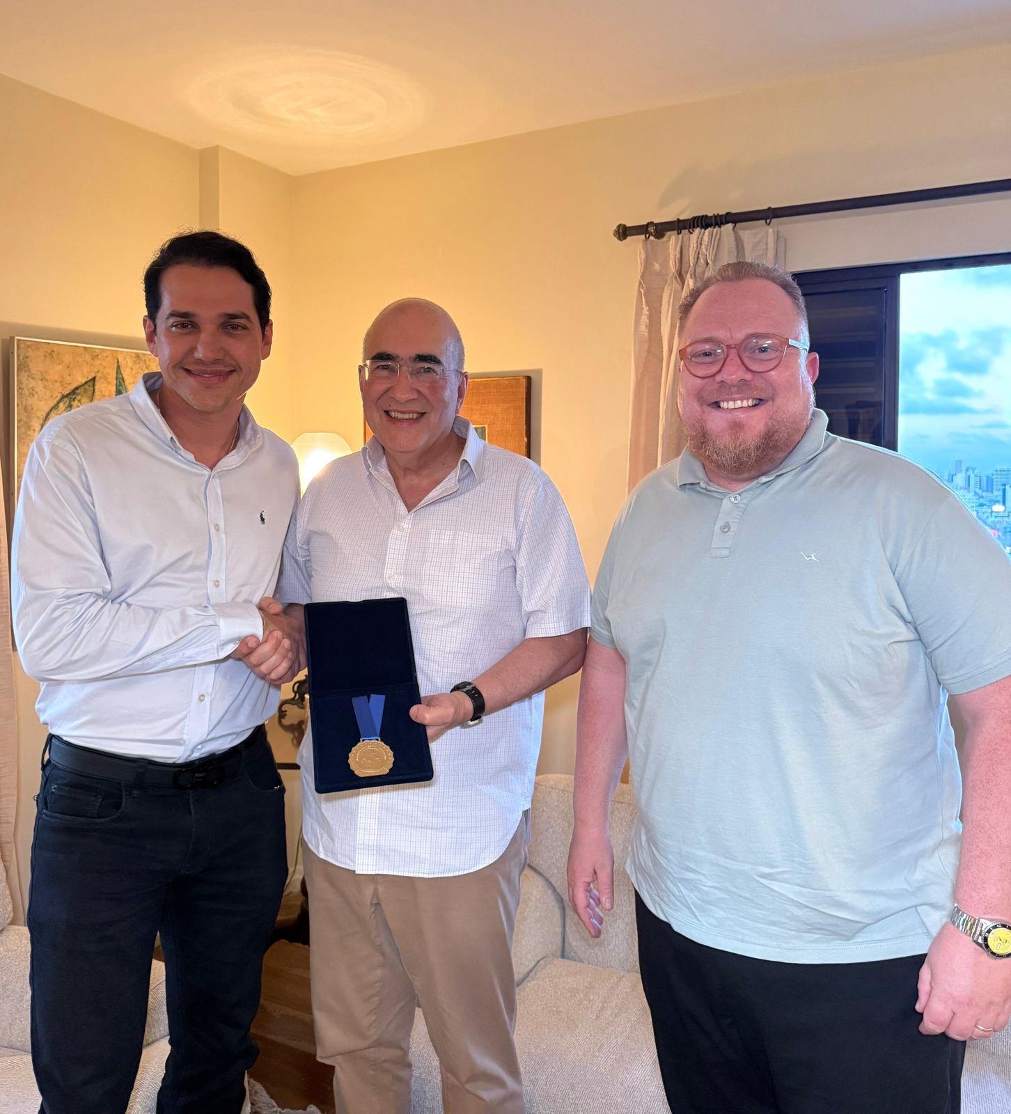 Deputado Kleber Rodrigues entrega homenagem ao embaixador do Brasil na China durante encontro em Natal