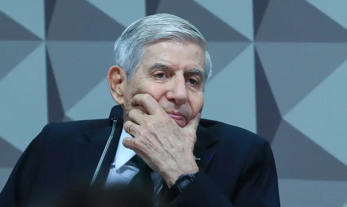Augusto Heleno deixa cela no Comando Militar para cumprir prisão domiciliar