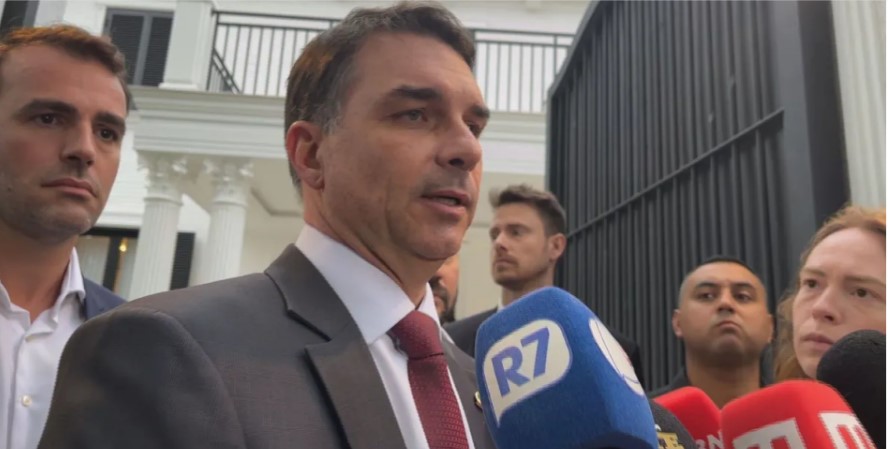 Em SP, Flávio almoça com empresários e diz que aprendeu com “erros do pai”