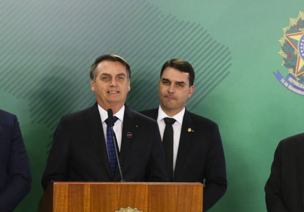 8% acham que Bolsonaro deveria apoiar Flávio e 22% Michelle