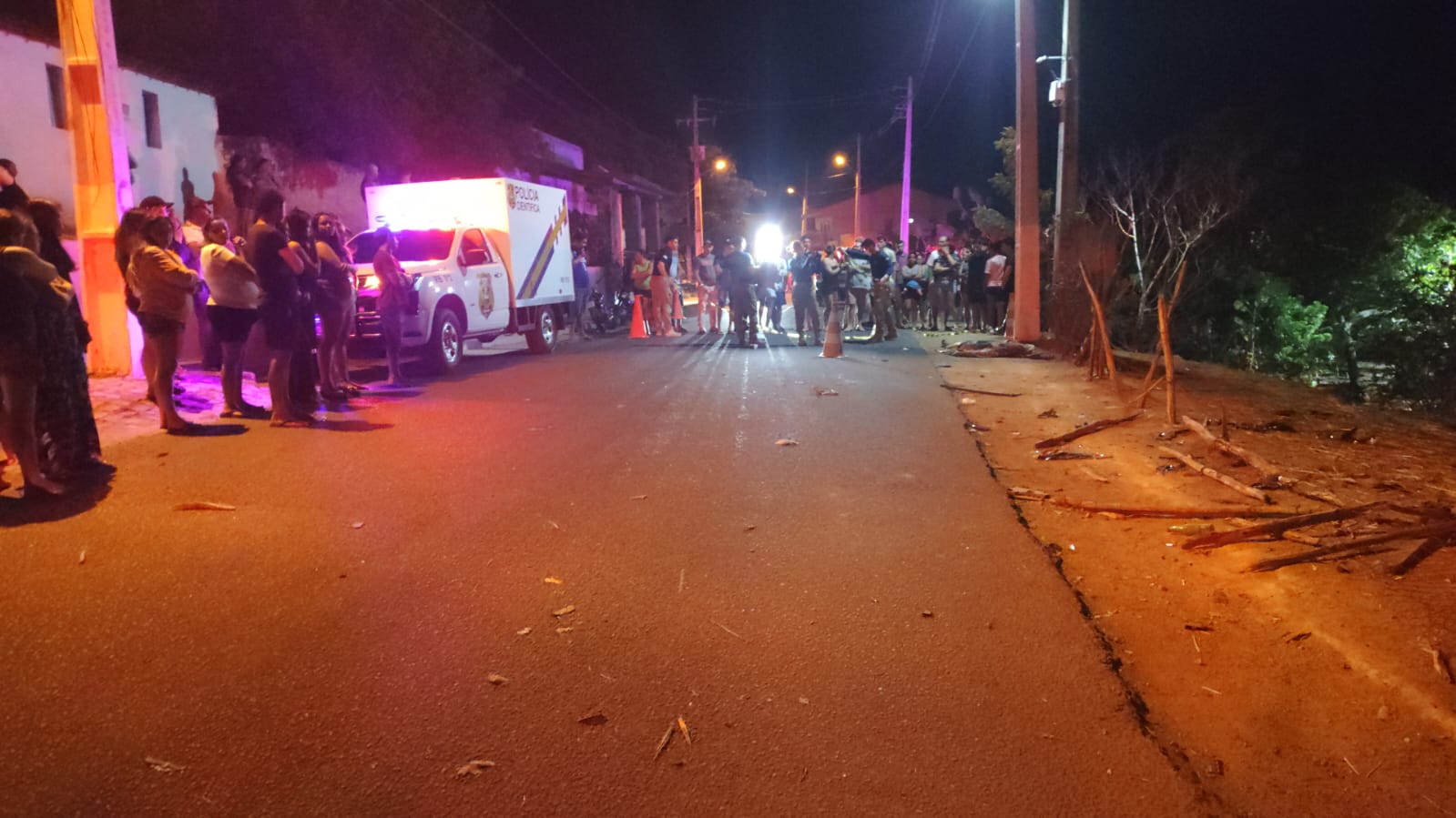 Carro invade calçada e atropela mãe e filha em São Miguel; mulher morre no local