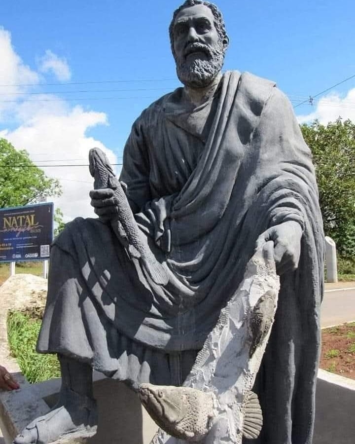 Escultura de São Pedro no RS gera polêmica após peixe ser comparado a órgão sexual