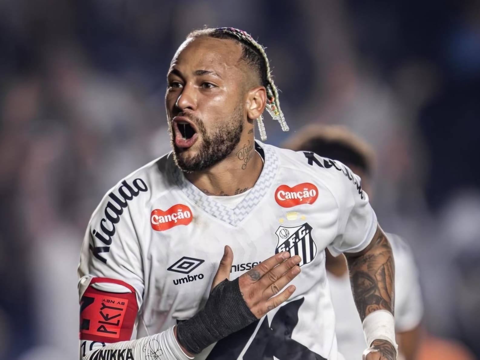 Neymar passa por cirurgia no joelho e inicia longa recuperação