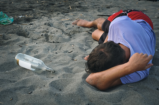 Bombeiros socorrem homem com intoxicação alcoólica em Ponta Negra
