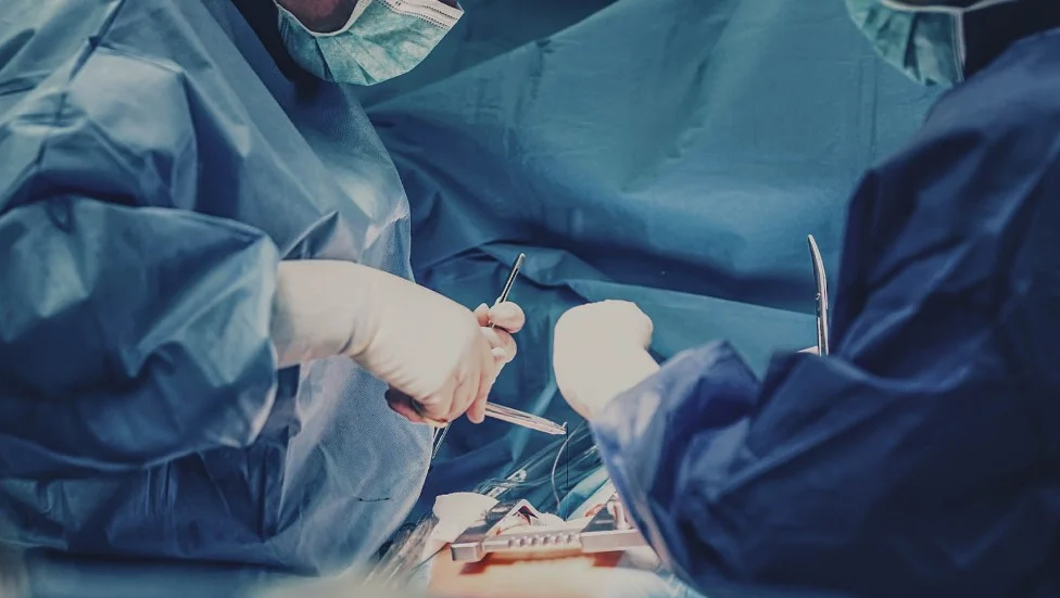 Falso médico que operava vendo tutoriais no YouTube e mata paciente