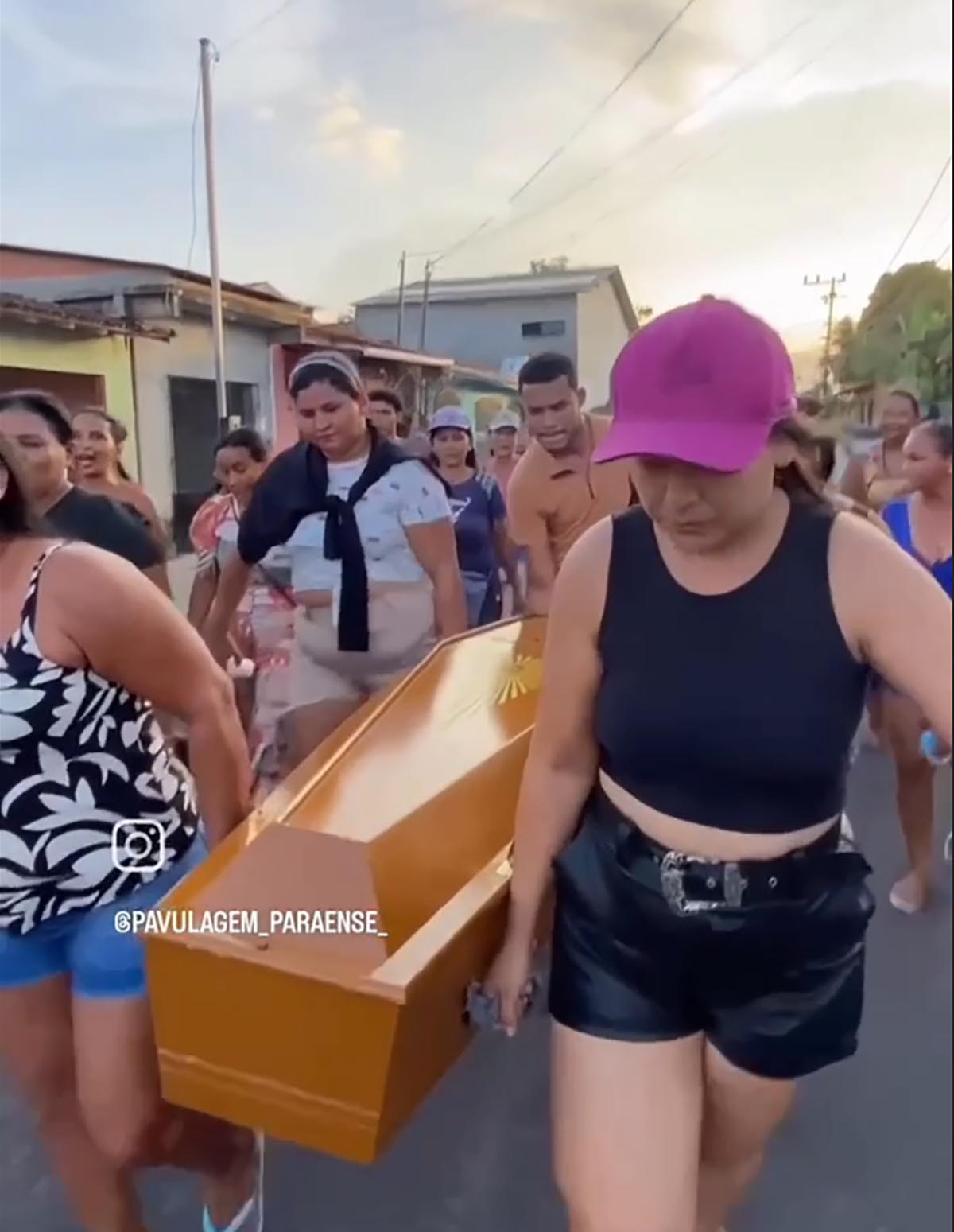 “Garanhão das mulheres” morre e amantes disputam para carregar o caixão