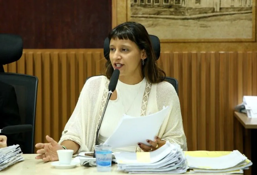 Relator vota para manter processo de cassação contra vereadora Brisa Bracchi