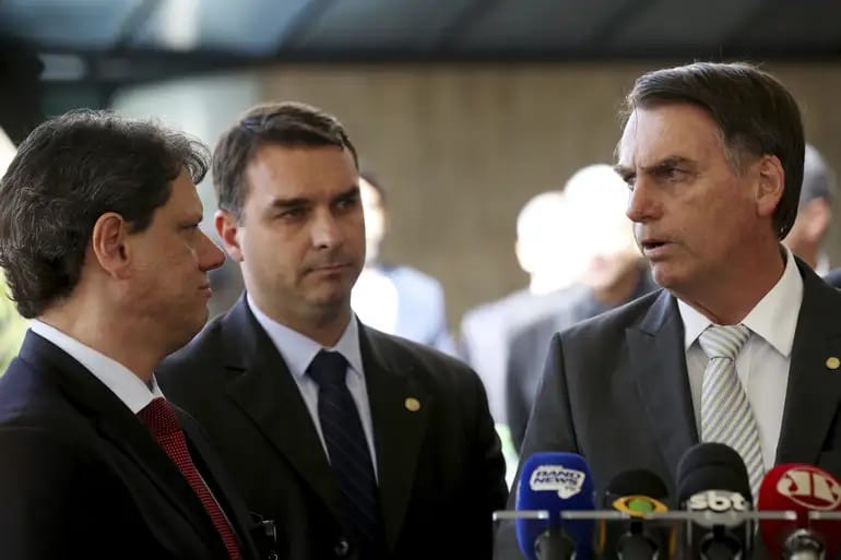 Flávio supera Tarcísio e é preferido para substituir Bolsonaro contra Lula