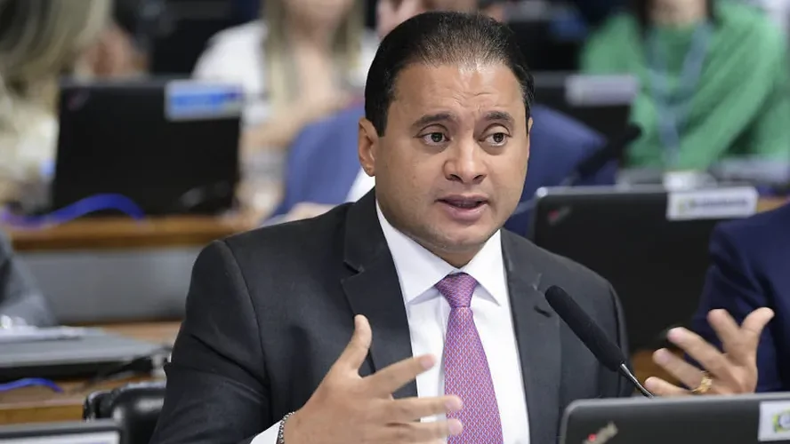 Vice-líder do governo Lula no Senado é alvo de operação que apura descontos ilegais no INSS