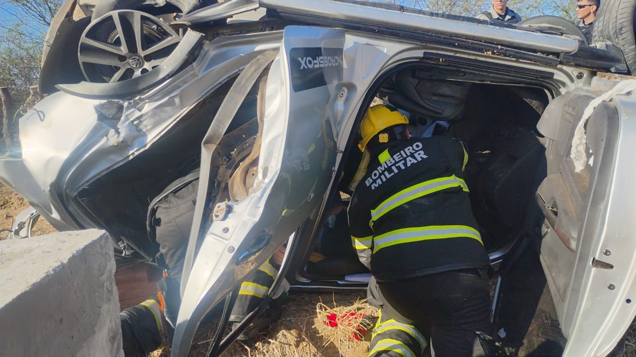 Carro capota em rodovia no interior do RN e deixa duas pessoas feridas