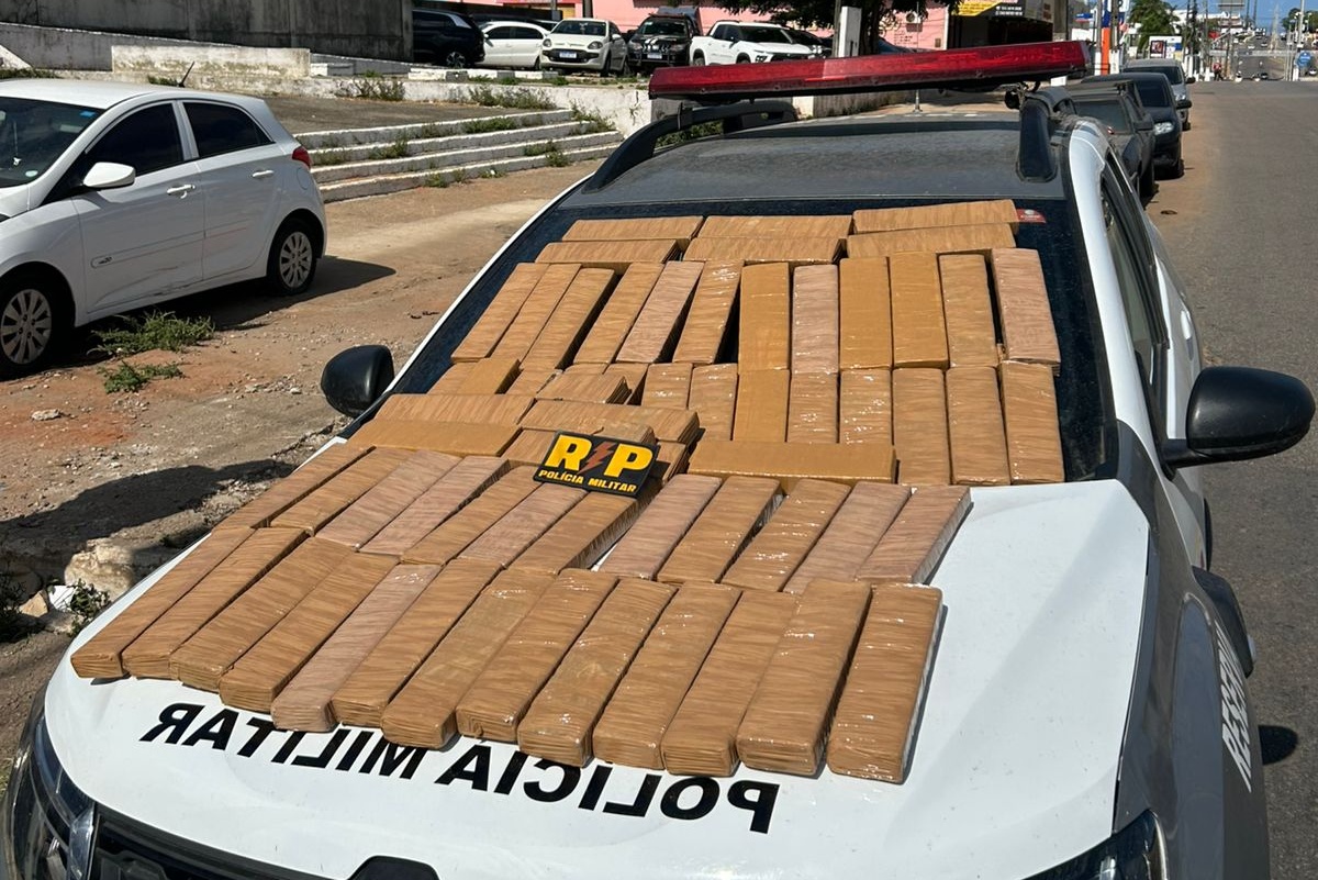 Suspeito é preso com 62 tabletes de drogas na zona Norte de Natal; ele ainda escondeu munições na casa da avó