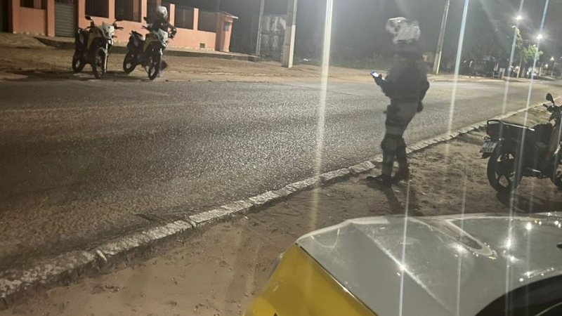 Menina de apenas 13 anos é flagrada pilotando moto durante blitz e proprietário acaba preso no RN