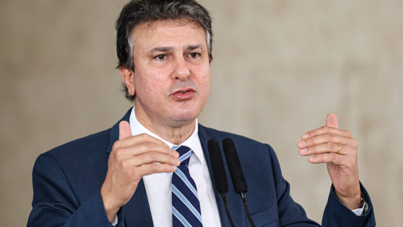 Camilo Santana confirma saída do MEC