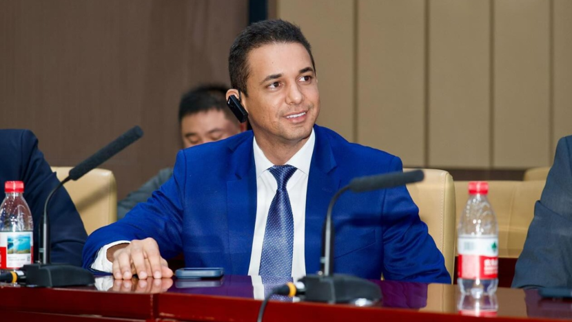 Prefeito de Mossoró antecipa salários e alfineta Governo do RN: ‘Servidor não tem de ficar se humilhando’