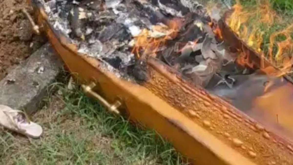 Criminosos invadem cemitério, disparam contra caixão e incendeiam corpo em enterro