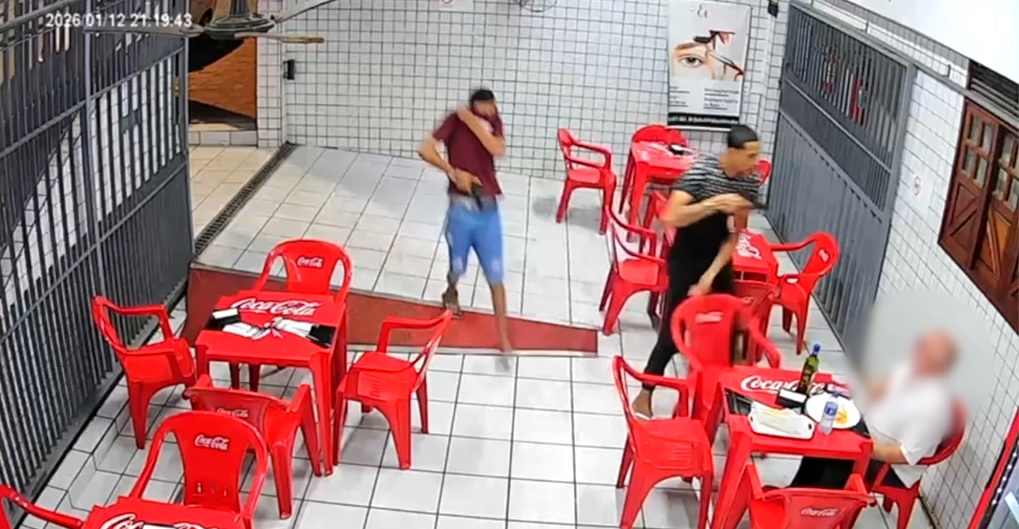 Dupla toca terror e ameaça homem durante assalto em lanchonete na zona Sul de Natal