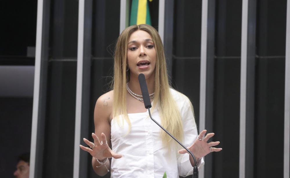 Erika Hilton debocha de direito previsto em lei ao ironizar pedido de Bolsonaro