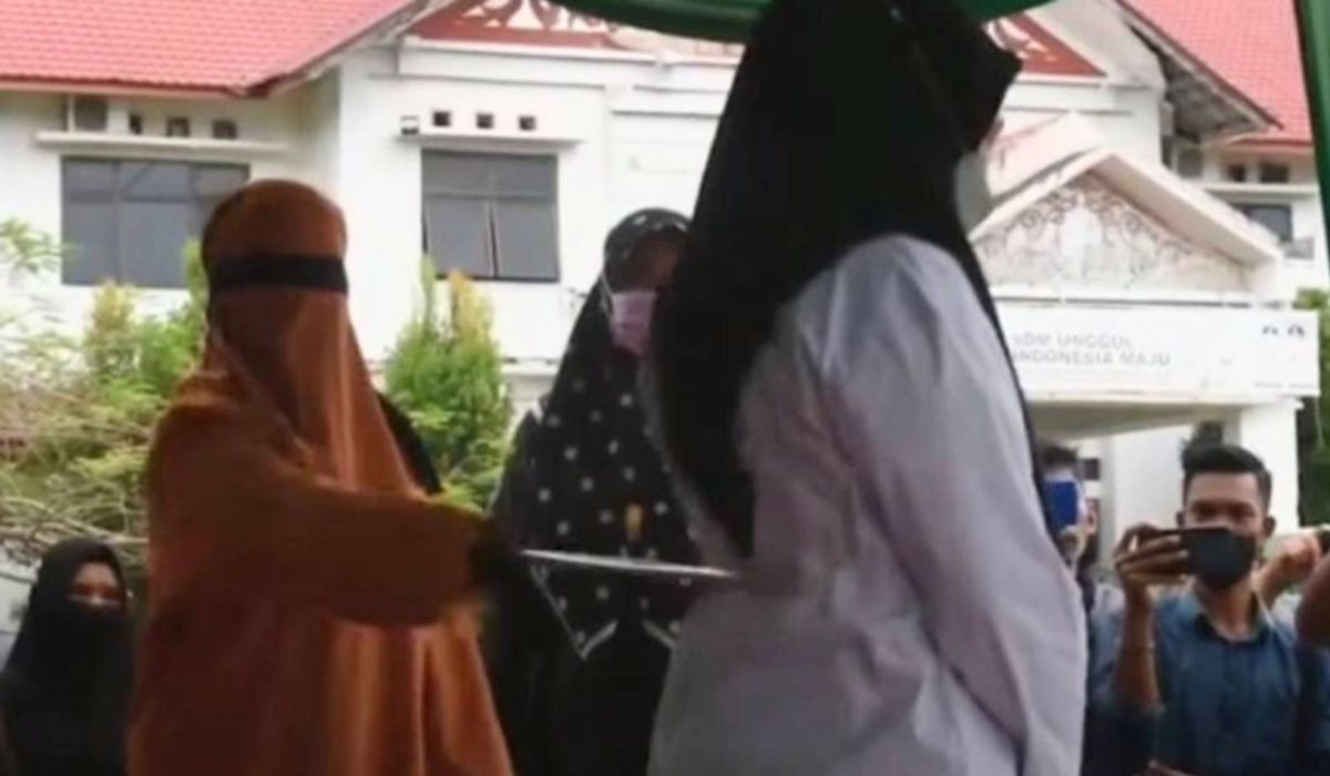 Mulher desmaia e sai de ambulância após receber 140 chibatadas por sexo fora do casamento