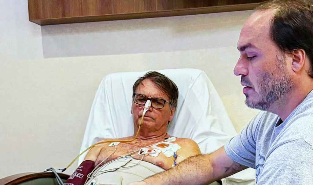 Carlos Bolsonaro se manifesta após Moraes negar domiciliar para o pai