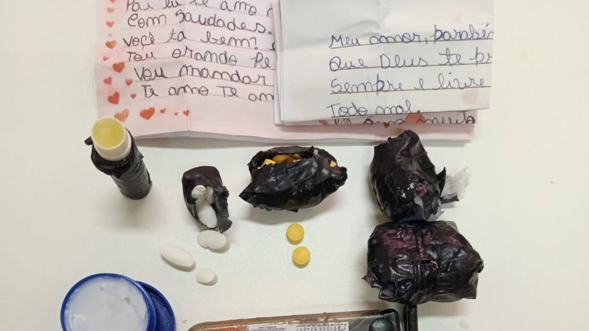 Homem é flagrado ao tentar entrar em presídio com tadalafila, creme de massagem e carta de amor na cueca