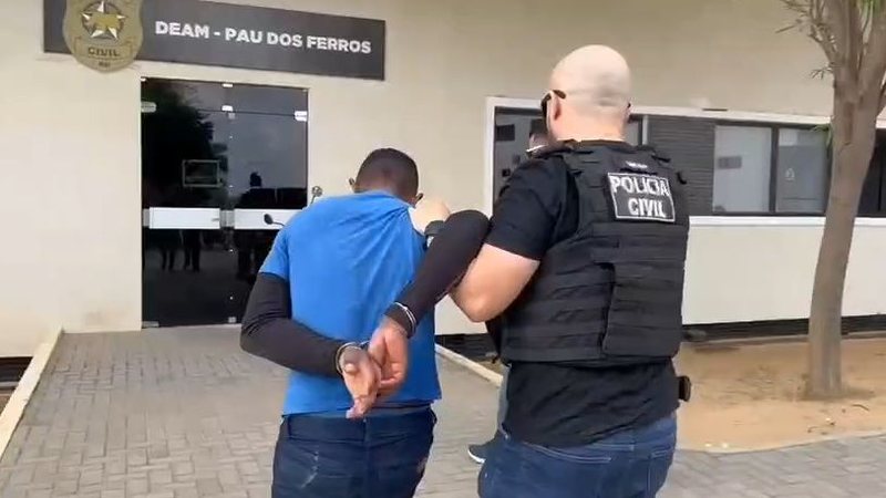 Homem é preso após ligar mais de 20 vezes para ex-mulher no RN; mulher estava na delegacia no momento do ocorrido