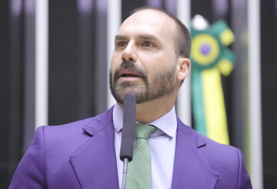 Polícia Federal determina retorno de Eduardo Bolsonaro ao cargo de escrivão