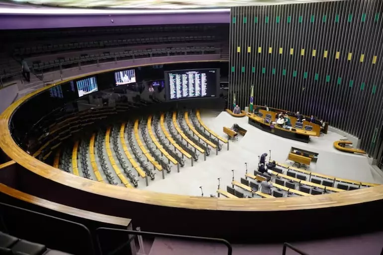 Câmara dos Deputados abre concurso com 70 vagas e salários de até R$ 30 mil