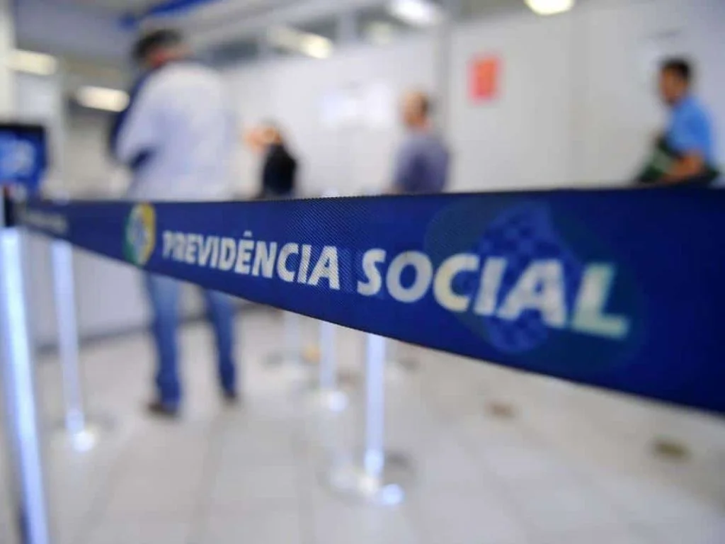 Lula sanciona lei que proíbe descontos automáticos do INSS