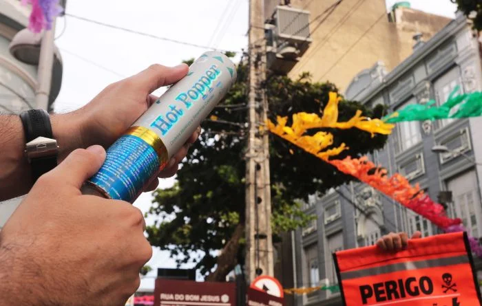 Lei proíbe venda de serpentinas metalizadas no RN; medida visa impedir acidentes no carnaval