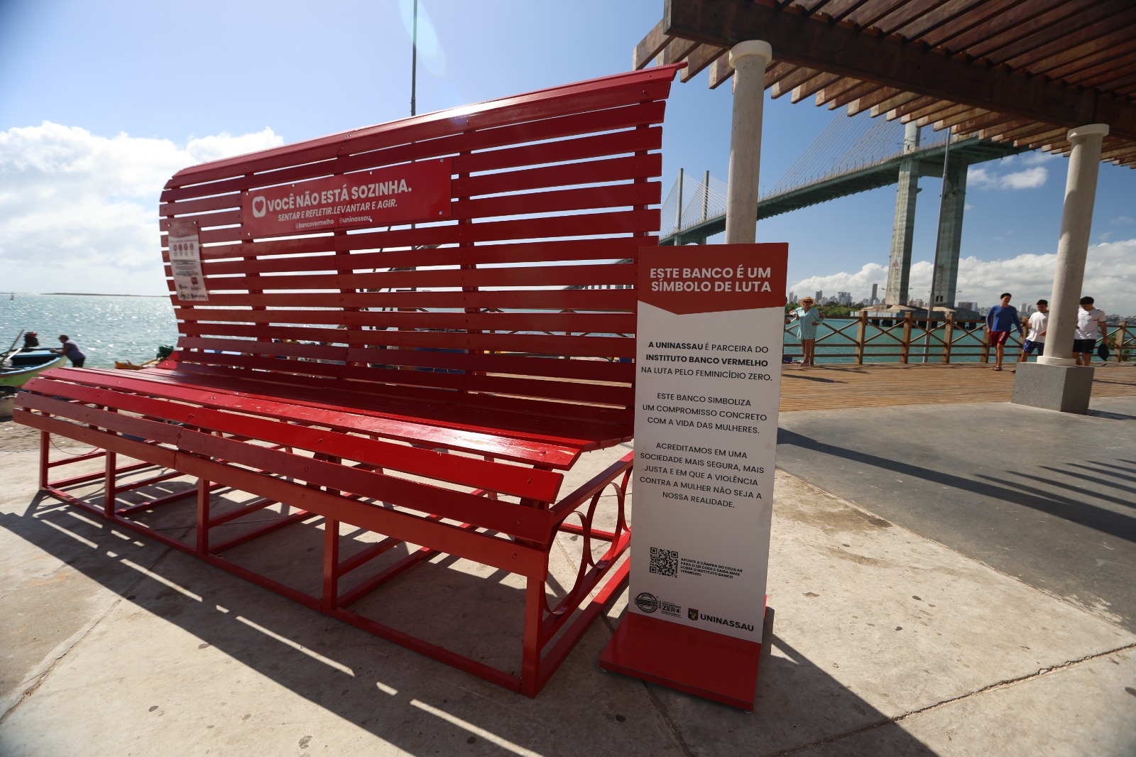 Mercado da Redinha recebe Banco Vermelho gigante em ação de enfrentamento ao feminicídio