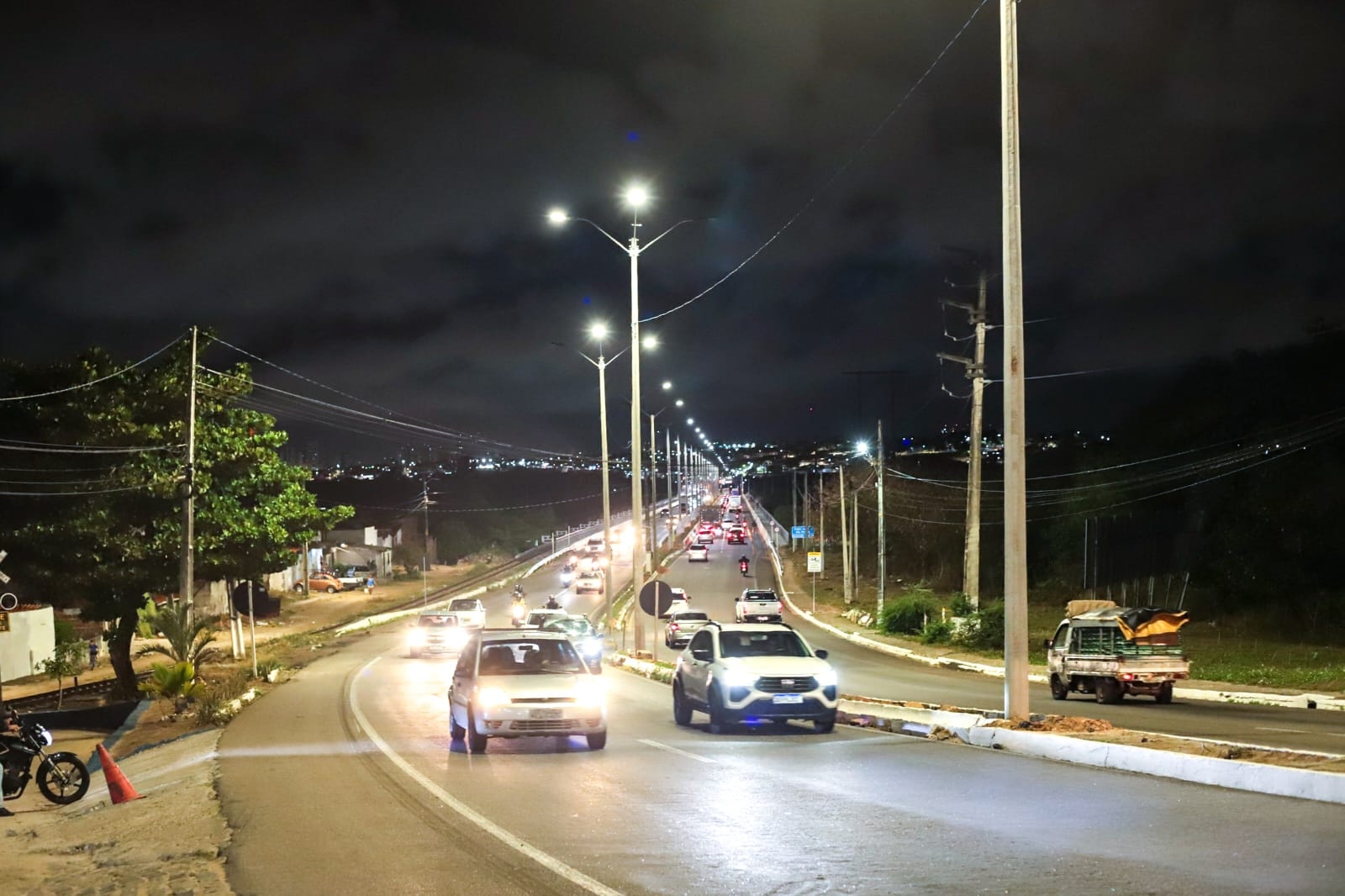 Prefeitura moderniza iluminação da Tomaz Landim e recupera área de lazer na Zona Norte