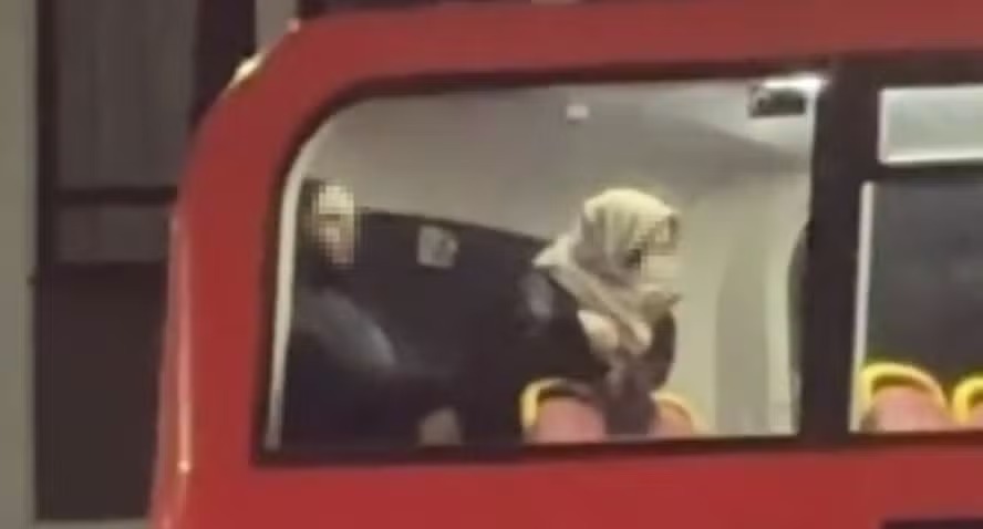 Casal é flagrado em ato sexual dentro de ônibus em Londres
