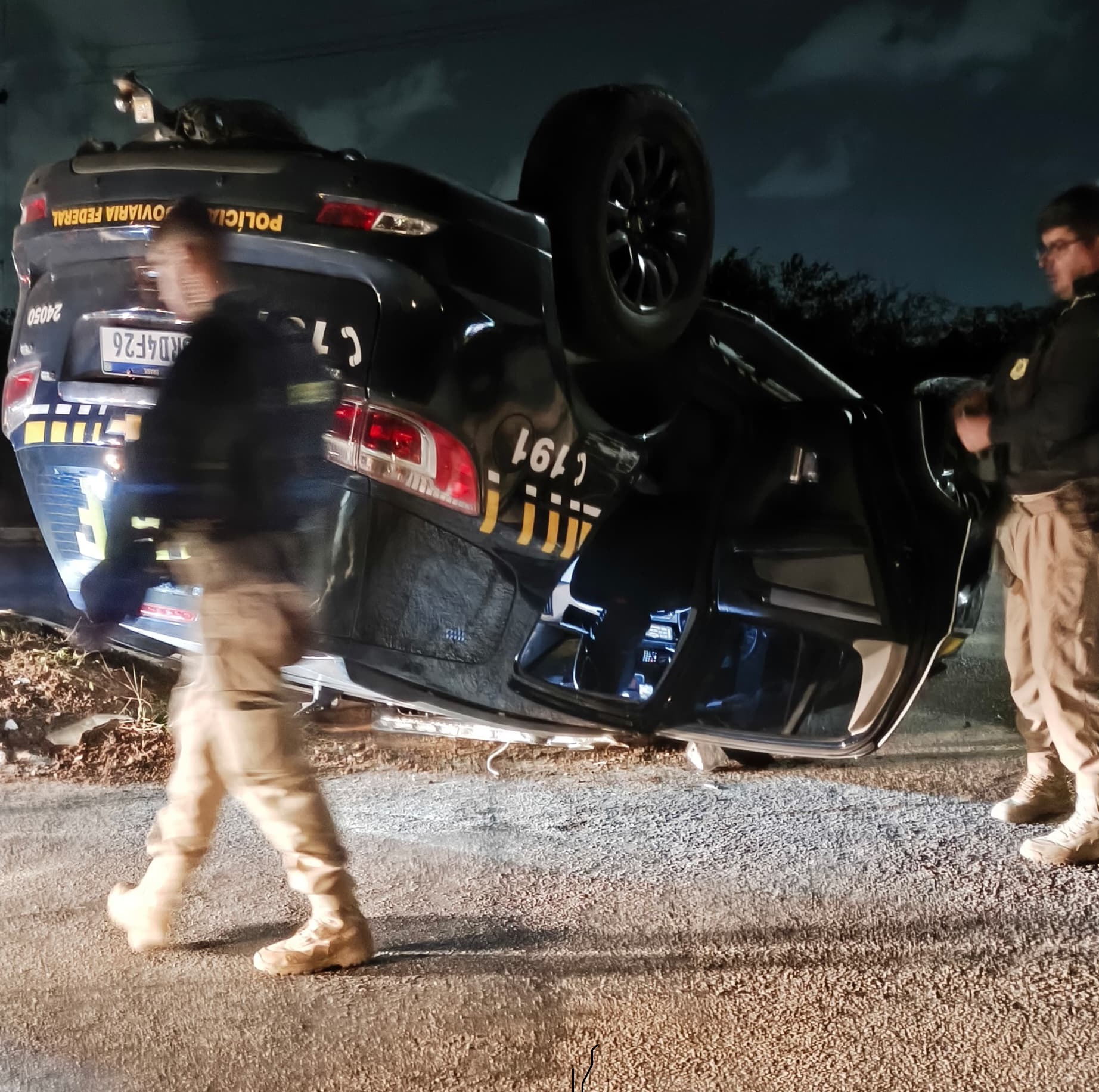 Viatura da PRF capota durante perseguição a motociclista na BR-101, em Extremoz