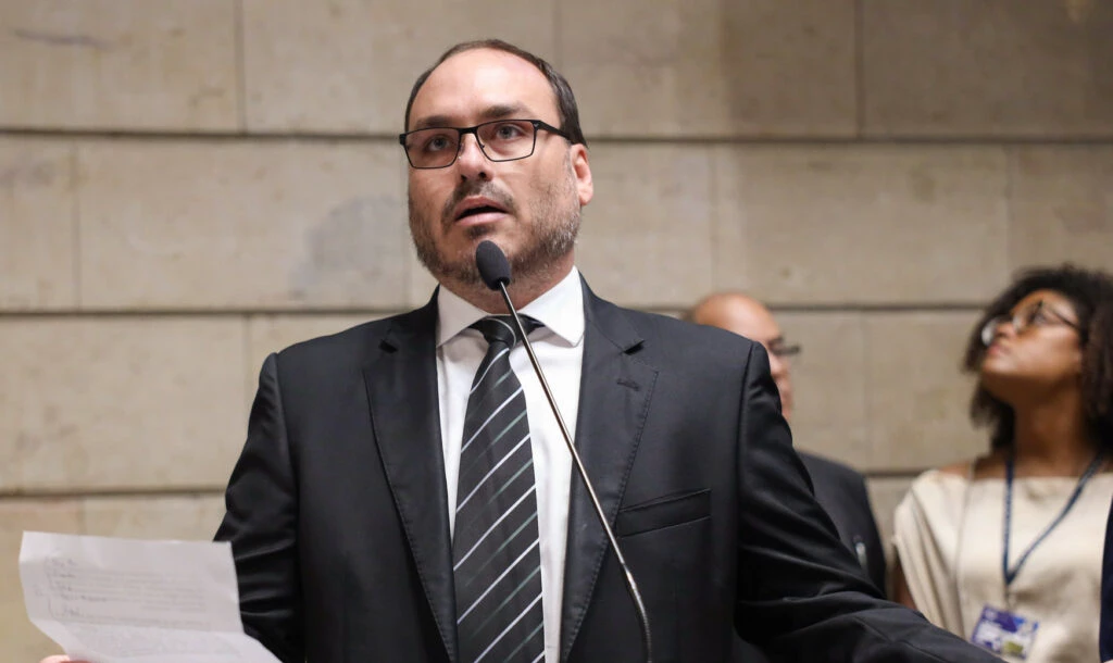 Carlos Bolsonaro anuncia adesão à caminhada liderada por Nikolas