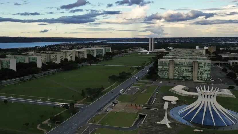 Planalto prevê saída de até 24 ministros para disputas eleitorais até abril
