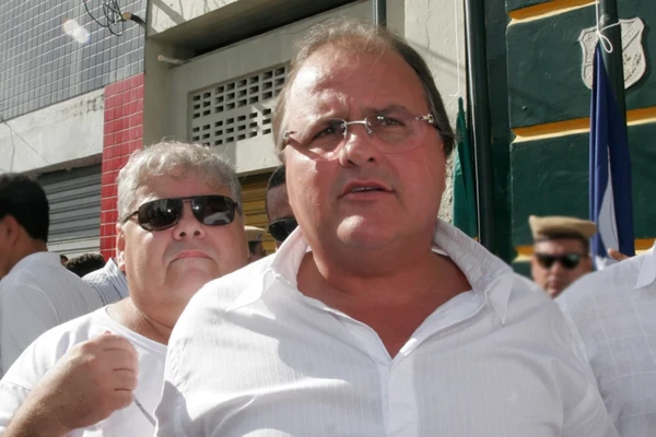 Geddel Vieira Lima é agredido e recebe 'mata-leão' durante Réveillon em condomínio de luxo na Bahia