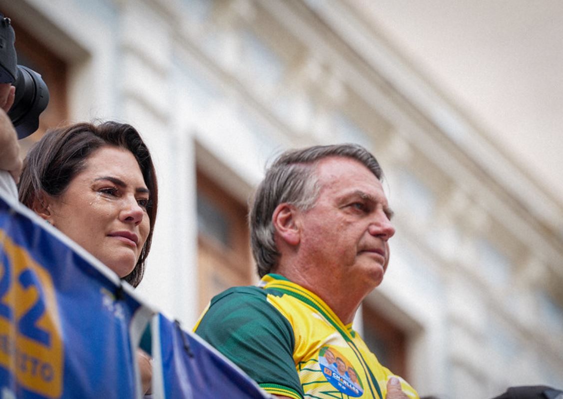 “Vamos vencer os dias maus”, diz Michelle após alta de Bolsonaro