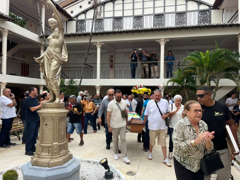 Natal se despede de Titina Medeiros em velório marcado por aplausos e emoção no TAM